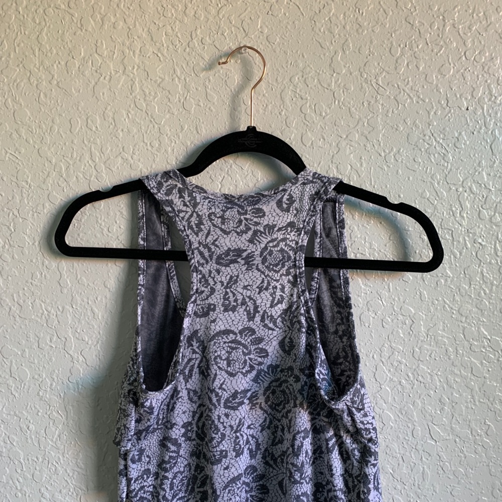 Patterned blouse. - Picture 3 of 3